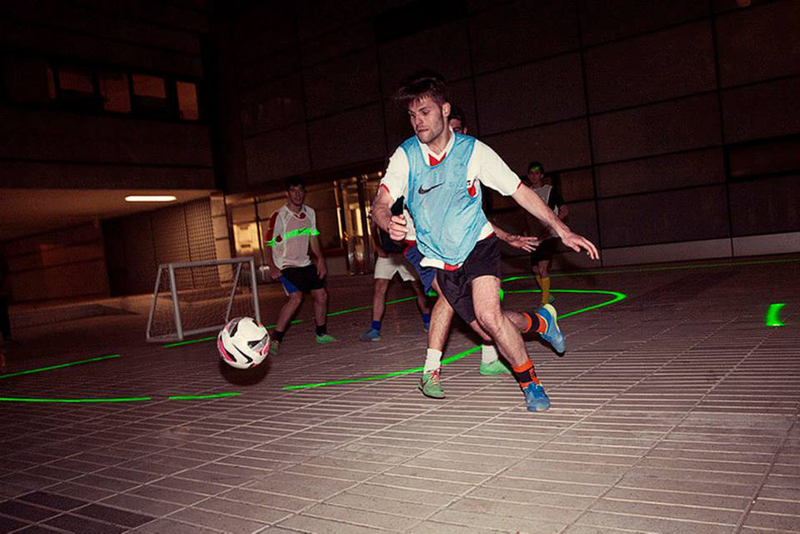 Illustration for article titled AsĂ deberĂan ser los (improvisados) campos de fĂștbol del futuro